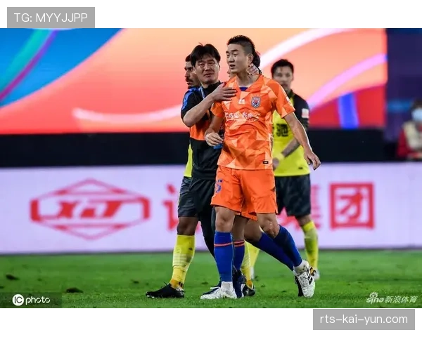 快讯:南特后卫阿皮亚铲球犯规,经VAR复核后直接被红牌罚下 快讯:南特后卫阿皮亚铲球犯规,经VAR复核后直接被红牌罚下